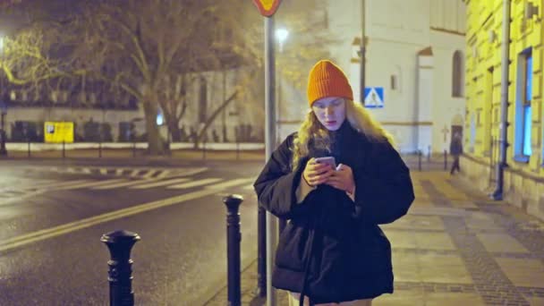 Una Calle Ciudad Una Mujer Comprueba Teléfono Invierno Caliente Ropa — Vídeos de Stock