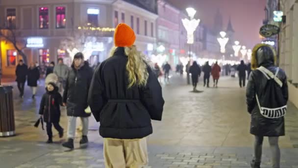 Blondýnka Kudrnatými Vlasy Neformálním Stylu Prochází Ulicí Večerního Města Varšava — Stock video