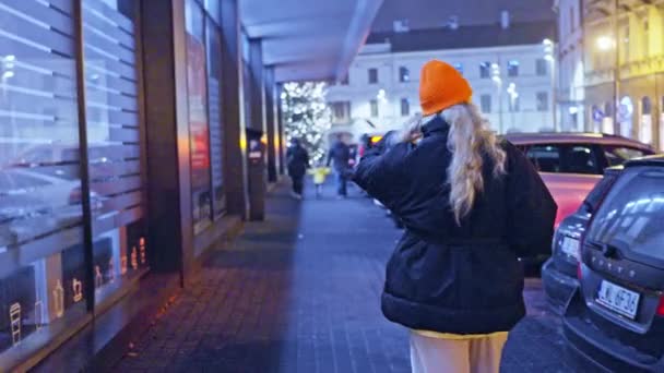 Uma Menina Chapéu Durante Uma Caminhada Noite Vai Para Praça — Vídeo de Stock