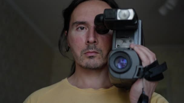 비디오카메라를 남자의 초상화 역으로 캠코더느린 동작을 잘생긴 카메라맨 고품질 — 비디오