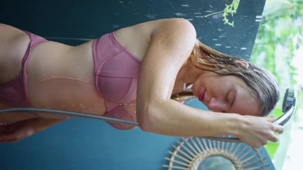 Kobieta Albinos Stoi Pod Prysznicem Dziewczyna Różowym Stroju Kąpielowym Zewnątrz — Wideo stockowe