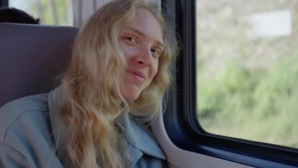 一个坦率的女人乘火车旅行 在风景经过的时候睡着了 漂亮的金发姑娘面朝下慢动作 高质量的4K镜头 — 图库视频影像