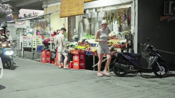 아시아 시장에서 길을건너는 여자가 고품질 — 비디오