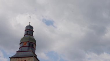 Protestan Kilisesi. Tapınağın arka planında haç olan kubbenin siyah beyaz videosu.