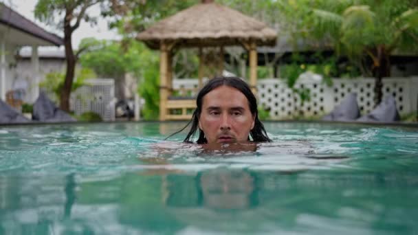 Uzun Siyah Saçlı Çıplak Gövdeli Bronzlaşmış Maço Havuzdaki Video Kameraya — Stok video