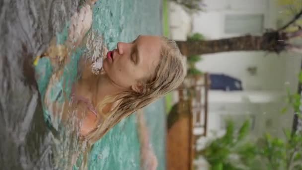 Молода Блондинка Щаслива Посміхається Під Час Плавання Відкритому Басейні Під — стокове відео