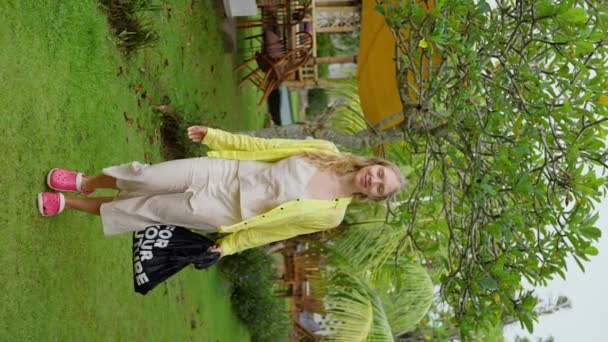 Adult Girl Bag Περπάτημα Στη Βροχή Και Χαμόγελο Front View — Αρχείο Βίντεο
