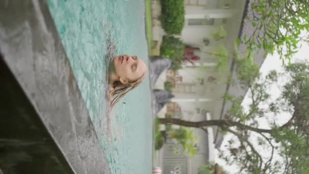 Junge Frau Glücklich Und Lächelnd Beim Schwimmen Freibad Regen Shooting — Stockvideo