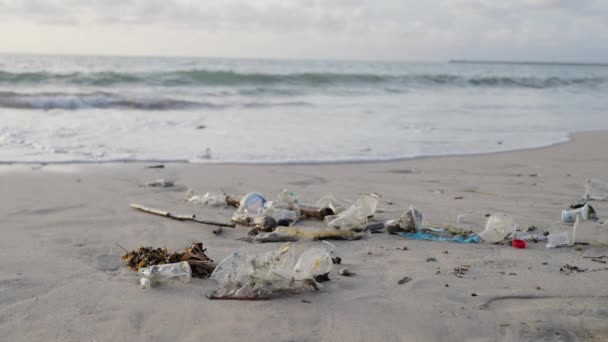 可处置的塑料袋 金属和塑料瓶 这就是游客在海滩野餐后留下的东西 慢动作4K — 图库视频影像