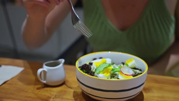 계란과 신선한 샐러드 맛있는 드레싱과 단단한 신선한 야채와 건강한 샐러드를 — 비디오