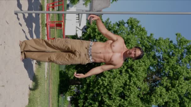 Pohledný Flexibilní Atletický Muž Rozehřívá Protahuje Před Tréninkem Parku Slunečného — Stock video