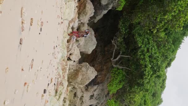 Азіатська Жінка Продає Ювелірні Вироби Пляжі Безлюдний Піщаний Пляж Повільний — стокове відео