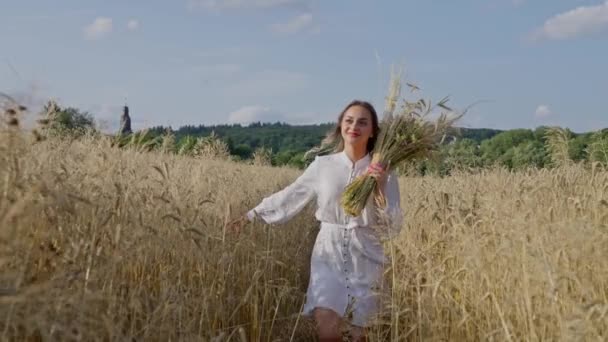 Una Hermosa Ucraniana Con Vestido Blanco Corre Través Campo Trigo — Vídeos de Stock