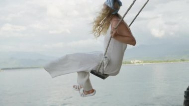 Kadınlar deniz gezisinde harika vakit geçiriyor. Kadın Dönüşü Tatil Macerası Macerası Gezisinde. Gili adasında dinleniyor. Bronzlaşmış kadın. Tropikal Romantik Oyuncu Kız. Deniz kıyısındaki tatil köyü. Yavaş çekim