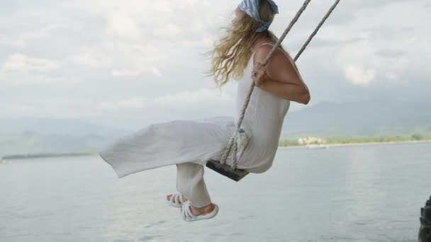 Mujer Tiene Gran Tiempo Sea Trip Resort Mujer Swing Rides — Vídeo de stock