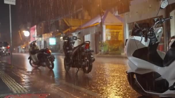 Noite Chuvosa Rua Noturna Bali Durante Chuva Scooters Molhados Ficar — Vídeo de Stock