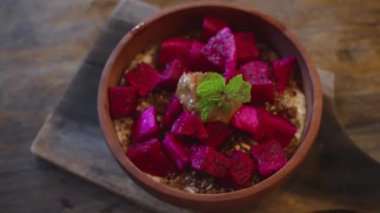 Yakın çekim Tayland tarzı egzotik meyveli Somtum Salatası Tatlı ve tuzlu giyimli Ejder Meyvesi, Kaju Fındığı, Üzüm, Guava, Kavun