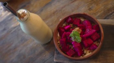 Tayland Stili Egzotik Meyveler Karışık Somtum Salatası Tatlı ve Tuzlu Giyimli Ejder Meyvesi, Kaju Fındığı, Üzüm, Guava, Kavun ve Milkshake Şişe İçi.
