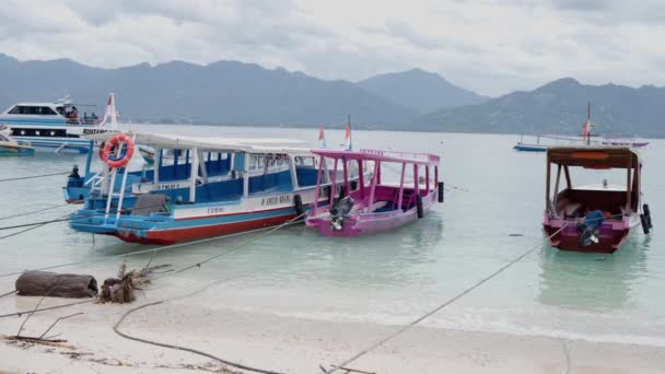 吉里岛印度尼西亚 2023年2月 一艘悬挂印度尼西亚国旗的木制传统船只正在其屋顶上停泊和漂浮 慢动作高质量的4K镜头 — 图库视频影像