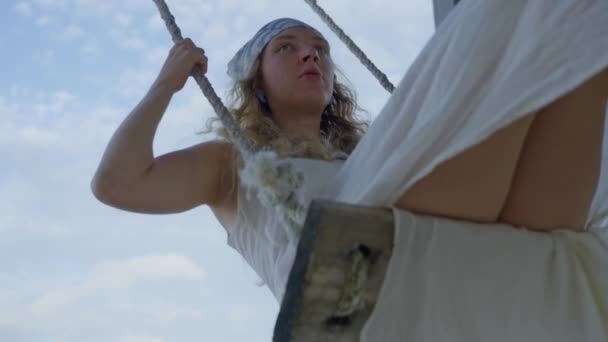Tropik Bir Adada Salıncakta Sallanan Bir Kadın Ağır Çekim Yüksek — Stok video