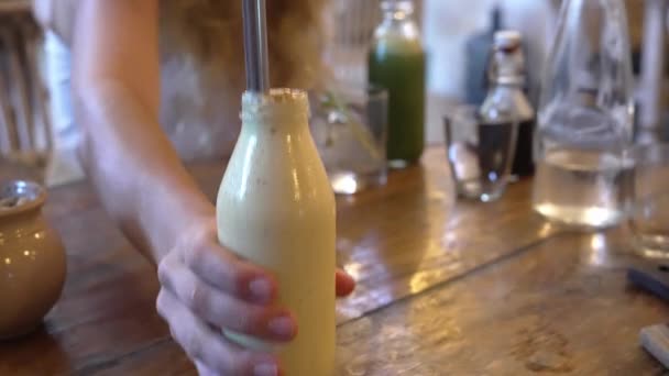 Kobieta Kawiarni Bierze Koktajl Mleczny Kokosowego Smoothie Butelce Pije Zdrowego — Wideo stockowe
