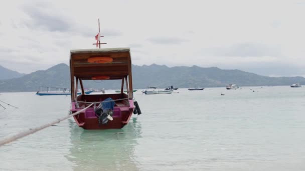 Isla Gili Indonesia Febrero 2023 Barco Tradicional Madera Rosa Con — Vídeo de stock