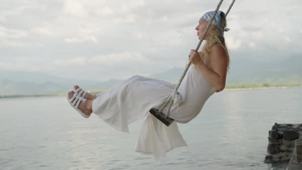 Blondynka Mają Wielki Czas Morzu Trip Resort Kobieta Huśtawka Jazdy — Wideo stockowe