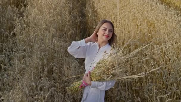 Вид Сверху Красивая Девушка Пшеничными Ушами Руках Белом Платье Пшеничном — стоковое видео