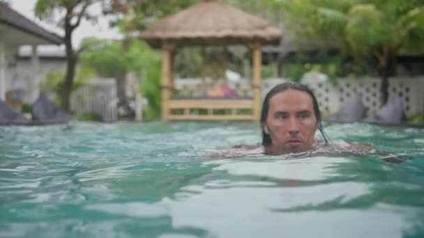 Portrét Pohledného Bělocha Dlouhými Černými Vlasy Plavající Videokameře Bazénu Pomalu — Stock video