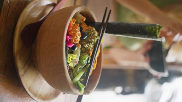 유기적이고 깨끗한 다이어트 점심에 신선한 생선과 아보카도 다이어트 개념으로 그릇을 — 비디오