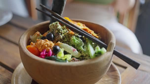 Teller Mit Chinesischen Essstäbchen Vorhanden Biologische Und Saubere Ernährung Frisches — Stockvideo