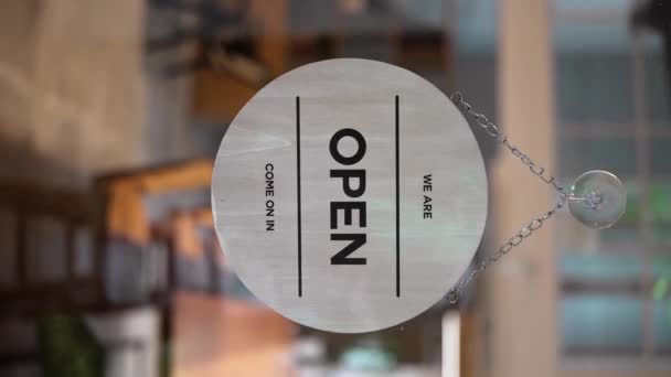 Letrero Con Inscripción Abierto Colgando Una Puerta Cristal Entrada Cafetería — Vídeos de Stock
