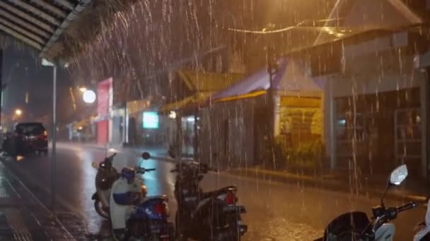 Esős Éjszaka Bali Éjszakai Utcája Esőben Nedves Robogók Állnak Utcán — Stock videók