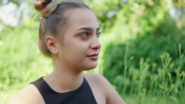 Close Head Shot Portret Spokojnej Młodej Kobiety Relaksujące Patrząc Oddali — Wideo stockowe