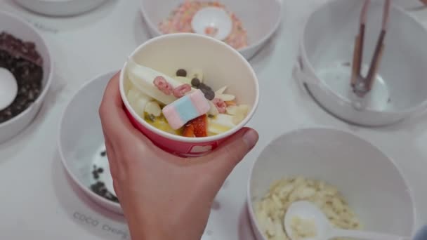 Kobieta Podnosi Lody Lody Słodycze Smaczne Gałki Kolorowe Wypełnianie Dodatków — Wideo stockowe