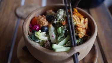Organik ve temiz yemek. Zeytin, susam, Norveç yosunu, domates, otlar, diyet öğle yemeğinde havuç. Bale yemeği, avokadoyla Poke kasesi, edamame fasulyesi, ahşap tabakta salatalık. Sağlıklı vejetaryen yemekleri