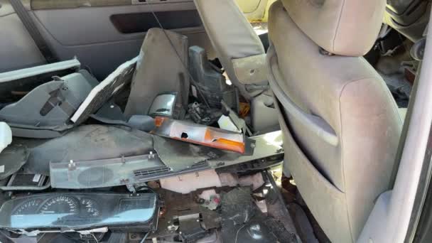 Σπασμένο Σαλόνι Αυτοκινήτου Ζημιά Αυτοκινήτου Μια Μάντρα Που Διασώθηκε Για — Αρχείο Βίντεο