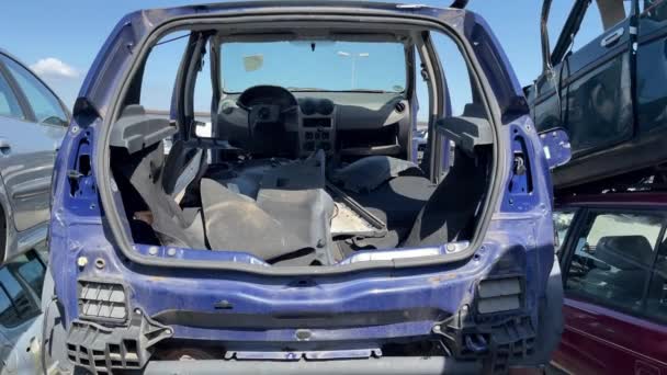 Uszkodzony Samochód Złomowisku Ratujący Części Samochodowe Przemysł Recyklingu Pojazdów Wyrzucanie — Wideo stockowe