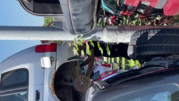 Чоловік Розбирає Машину Пошкоджений Автомобіль Задньому Дворі Порятунком Автомобільних Запчастин — стокове відео