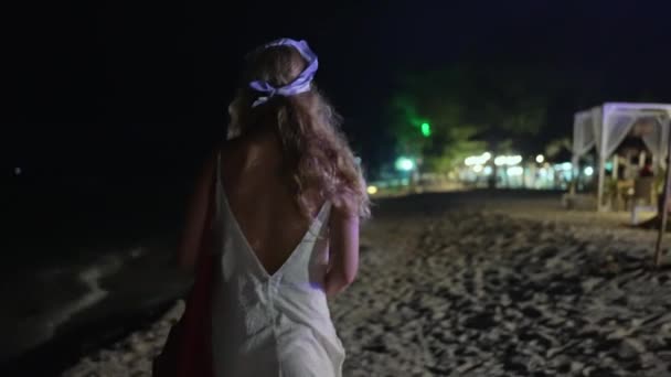 Спокойные Морские Волны Ночью Женщина Ходит Океану Ночью Вид Сзади — стоковое видео