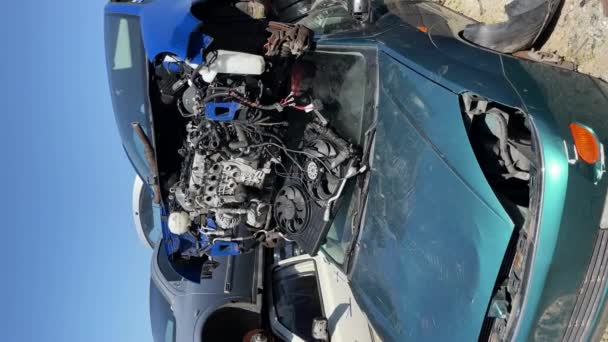 Uszkodzony Samochód Złomowisku Ratujący Części Samochodowe Przemysł Recyklingu Pojazdów Wyrzucanie — Wideo stockowe