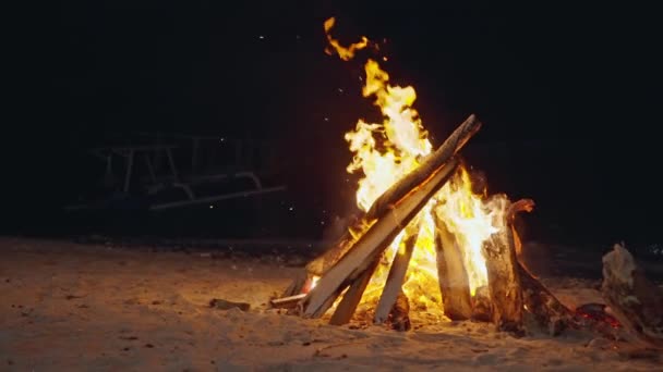 Velký Oheň Hořící Noci Kouřem Jiskry Stoupajícími Tmavém Pozadí Bonfire — Stock video