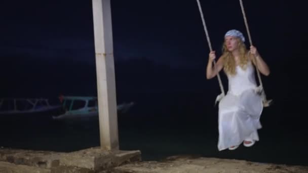 Молода Сексуальна Європейка Гойдається Набережній Розслабляючись Тропічному Острові Вночі Високоякісні — стокове відео