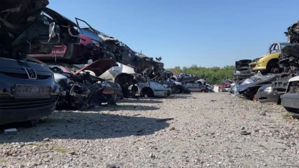 损坏的汽车在垃圾场被打捞的汽车零部件 车辆回收业 高质量的4K镜头 — 图库视频影像