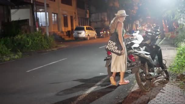 Touristin Mit Strohhut Und Einkaufstasche Läuft Nachts Auf Dem Bürgersteig — Stockvideo