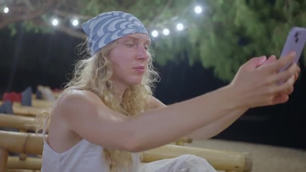 Альбіно Дівчина Робить Селфі Пляжі Вночі Блондинка Фотографує Себе Телефону — стокове відео