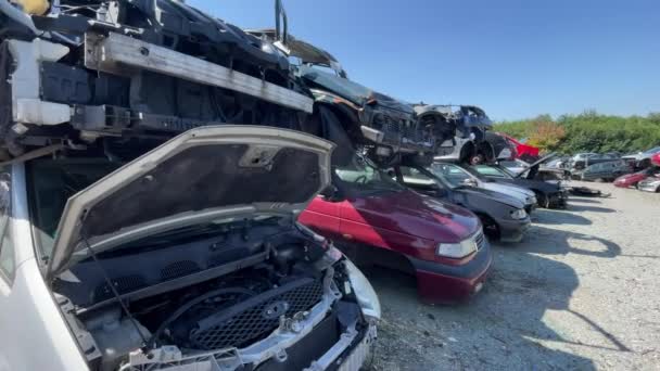 Пошкоджений Автомобіль Задньому Дворі Порятунком Автомобільних Запчастин Переробна Промисловість Демпінг — стокове відео