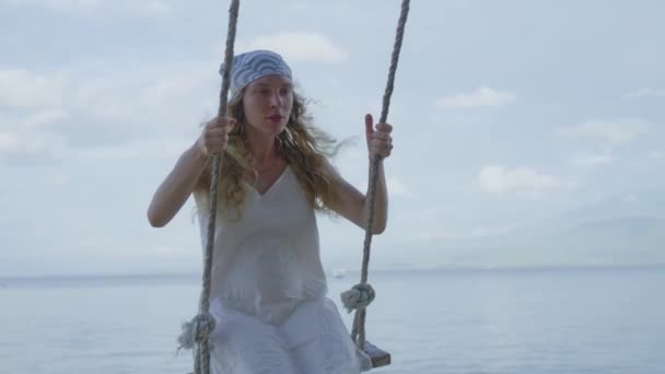 Una Donna Che Oscilla Altalena Corda Villaggio Turistico Sull Isola — Video Stock