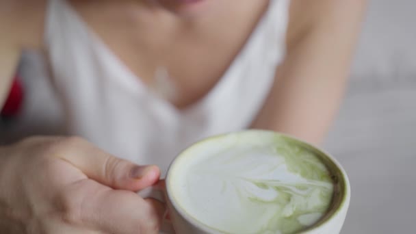 Uma Mulher Bebe Latte Matcha Verde Close Uma Xícara Café — Vídeo de Stock