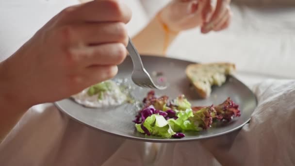 Zbliżenie Kobieta Sałatkę Jajkiem Chlebem Zdrowe Odżywianie Dieta Koncepcja Ludzi — Wideo stockowe